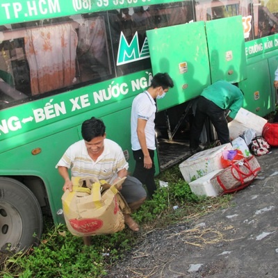 Hành khách đang thu dọn hành lí của mình