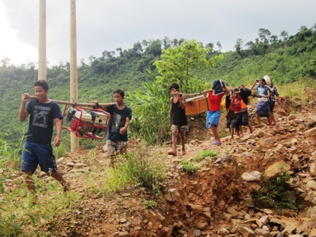 Niềm vui của bà con thôn bản khi có phim chiếu bóng về làng