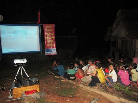 Người dân các bản làng nằm ở phía Tây tỉnh Quảng Bình vẫn rất mê xem phim chiếu bóng