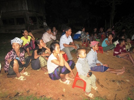 Dù đã khuya nhưng bà con vẫn không chịu về mà vẫn muốn được xem tiếp