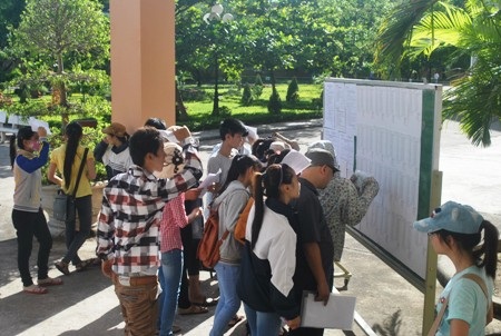 Ngay từ sáng sớm, các thí sinh đã đến xem các thông tin ở bảng tuyển sinh. (Ảnh: Đặng Tài)