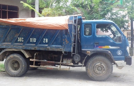 Công nhân xây dựng dùng xe công trình đi buôn gỗ lậu - 1 Chiếc xe chở đầy gỗ