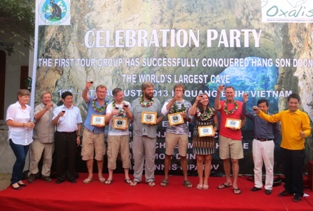 Hình ảnh 6 du khách đầu tiên vừa chinh phục thành công hang Sơn Đoòng