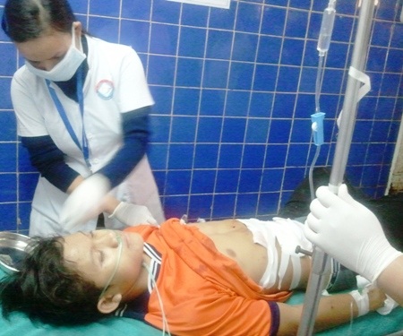 Nổ trong trường học, 2 học sinh thương vong - 2 Do bị thương nặng nên Nam được đưa lên tuyến trên điều trị