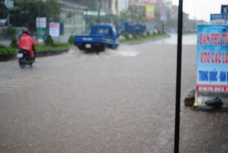 Nhiều tuyến nước đường bị ngập đã khiến các phương tiện giao thông gặp không ít khó khăn