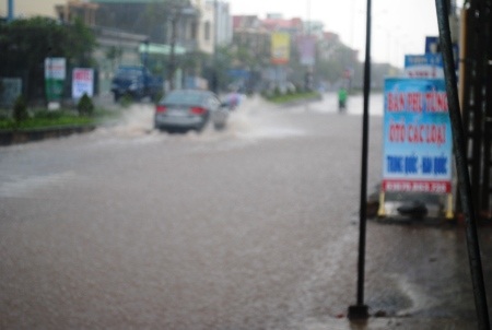 Cơn mưa kéo dài hơn 3 giờ đồng hồ đã làm nhiều tuyến đường ở TP Đồng Hới bị ngập sâu.