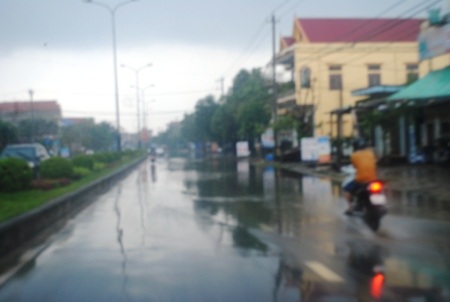 Cơn mưa kéo dài hơn 3 giờ đồng hồ đã làm nhiều tuyến đường ở TP Đồng Hới bị ngập sâu.