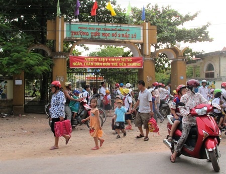 Quảng Bình: Làm rõ việc trường gửi thư ngỏ “xin” tiền phụ huynh đóng bàn ghế - 2 Dù là thư ngỏ xin tiền mua bàn ghế nhưng lại ghi rõ mức thu đối với từng lớp.