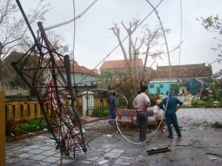 Lốc xoáy phá tan trường mầm non và hàng chục nhà dân - 9 Cột loa phát thanh của phường bị lốc xoáy quật gãy đổ