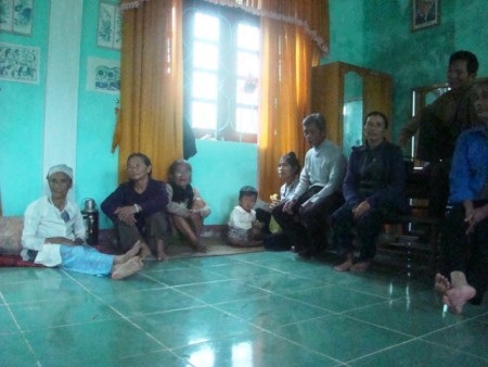 Những hình ảnh đầu tiên của cơn bão số 10 - 12 Nhiều người dân ở xã Ngư Thủy Bắc đến trường học tránh bão