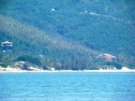 Nơi an táng Đại tướng Võ Nguyên Giáp nằm trong đất liền - 1 Tòa tháp và ngôi nhà nơi nằm trong khu vực an táng Đại tướng