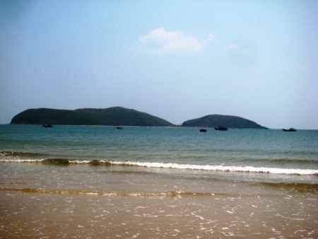 Nơi an táng Đại tướng Võ Nguyên Giáp nằm trong đất liền - 2 Đảo Yến nhìn từ Vũng Chùa ra