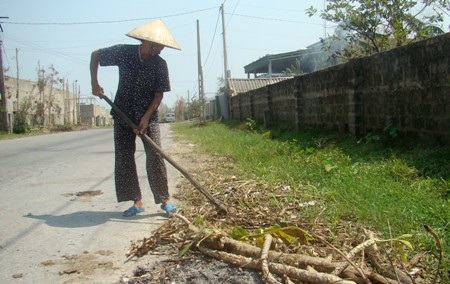 Cụ Võ Thị Tiếu cần mẫn dọn vệ sinh đường phố để đón thi hài Đại tướng về với quê nhà