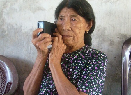 Cụ Võ Thị Tiếu cần mẫn dọn vệ sinh đường phố để đón thi hài Đại tướng về với quê nhà