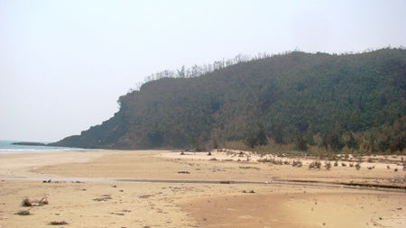 Một góc núi nhô ra biển, người dân địa phương gọi là miệng núi Rồng