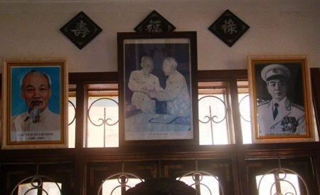 Hiện nhiều người dân ở Quảng Bình đã treo di ảnh của Đại tướng Võ Nguyên Giáp bên cạnh ảnh Bác Hồ