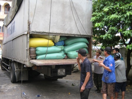 Bắt hơn 5 tấn gỗ trắc được ngụy trang trên xe chở dưa hấu - 1 Gỗ trắc được cất giấu tinh vi giữa các bao tải