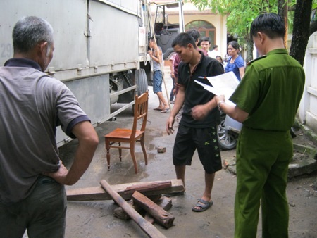 Bắt hơn 5 tấn gỗ trắc được ngụy trang trên xe chở dưa hấu - 3 Cơ quan chức năng kiểm tra lô hàng