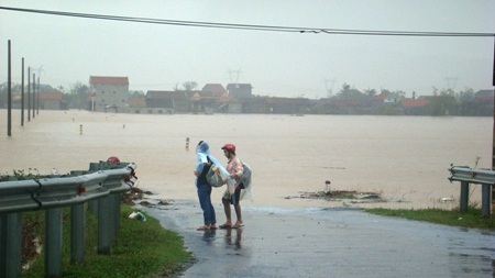Hiện nhiều tuyến đường ở Quảng Bình vẫn chìm ngập trong biển nước