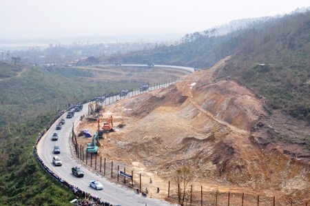 Đoàn xe đưa linh cữu Đại tướng vượt qua đèo Lý Hòa, huyện Bố Trạch