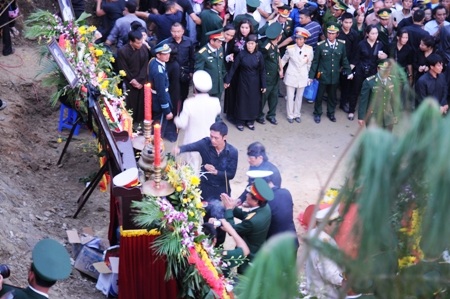 Hàng vạn người xuống núi, ra về trong tiếng khóc vỡ òa