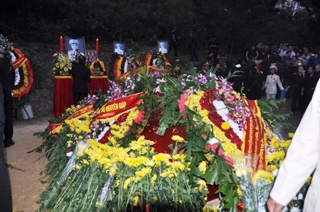 Hàng vạn người xuống núi, ra về trong tiếng khóc vỡ òa