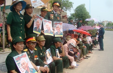 Mới sáng sớm đã có nhiều người dân đợi chờ linh cữu của Đại tướng ở sân bay Đồng Hới