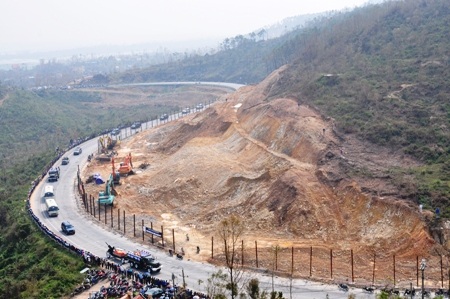 Đoàn xe đưa linh cữu Đại tướng vượt qua đèo Lý Hòa, huyện Bố Trạch