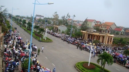 Khung cảnh trước cửa sân bay Đồng Hới nhìn từ trên xuống