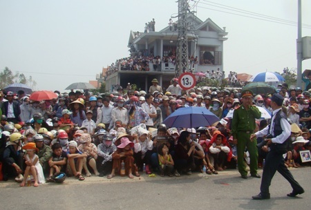 Khung cảnh trước cửa sân bay Đồng Hới nhìn từ trên xuống