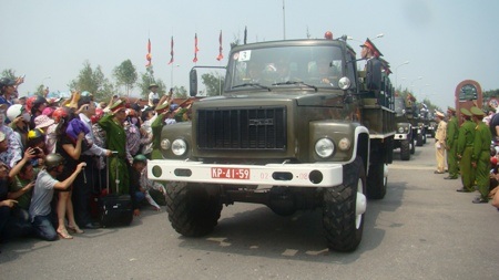 Xe kéo pháo đưa linh cữu Đại tướng đi ra từ sân bay Đồng Hới...