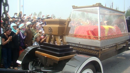 Xe kéo pháo đưa linh cữu Đại tướng đi ra từ sân bay Đồng Hới...