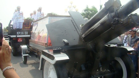 Đoàn xe dần dần đi qua thành phố Đồng Hới, để lại phía sau những tiếng khóc thương vô hạn