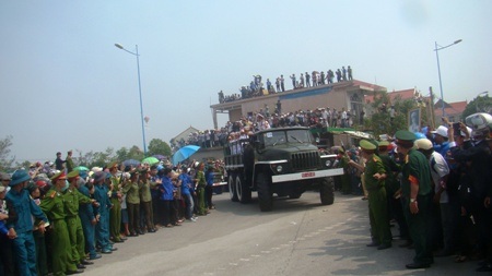 Đoàn xe dần dần đi qua thành phố Đồng Hới, để lại phía sau những tiếng khóc thương vô hạn