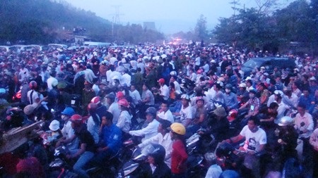 Hàng vạn người xuống núi, ra về trong tiếng khóc vỡ òa