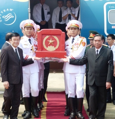 Xe kéo pháo đưa linh cữu Đại tướng đi ra từ sân bay Đồng Hới...