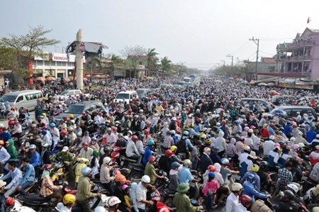 Hàng vạn người dân ở Bố Trạch đón chờ linh cữu Đại tướng