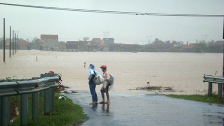 Lũ lớn đang khiến nhiều địa phương ở Quảng Bình bị chia cắt hoàn toàn