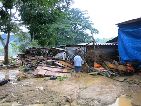 Ở Minh Hóa, lũ lớn đã làm 2 ngôi nhà bị sập hoàn toàn, 2.000 ngôi nhà bị ngập trong biển nước