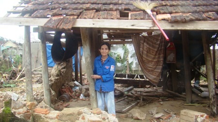 Bà Nhạn đứng bần thần bên ngôi nhà tan hoang