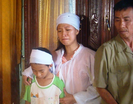 Chị em Lan mím môi khóc thương người cha xấu số