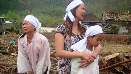 Ba ơi! răng ba lại bỏ mấy mẹ con bơ vơ giữa cõi đời này