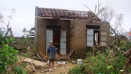 Ông Tâm xót xa bên ngôi nhà tan tành