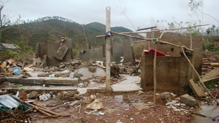 Ngôi nhà đổ sập hoàn toàn của nạn nhân Phan Xuân Sơn