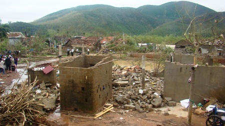Ngôi nhà của ba chị em Lan tang hoang.