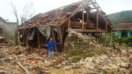 Hàng trăm ngôi nhà ở Linh Cận Sơn tan hoang sau cơn lốc xoáy kinh hoàng 