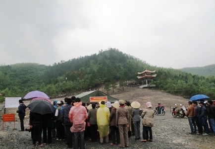 Từng đoàn người khắp mọi miền đất nước đội mưa, xếp hàng đăng kí vào viếng Đại tướng