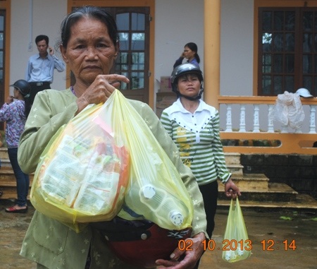 Quỹ Nhân ái báo Dân trí hỗ trợ đồng bào chịu thiệt hại nặng nề từ bão số 10 - 6 Niềm vui của người dân khi nhận được quà hỗ trợ của báo Dân trí (Ảnh: Đăng Đức)