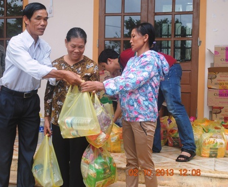 Quỹ Nhân ái báo Dân trí hỗ trợ đồng bào chịu thiệt hại nặng nề từ bão số 10 - 5 Niềm vui của người dân khi nhận được quà hỗ trợ của báo Dân trí (Ảnh: Đăng Đức)