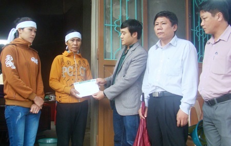 Sẻ chia khó khăn cùng gia đình nạn nhân Mai Xuân Phụ